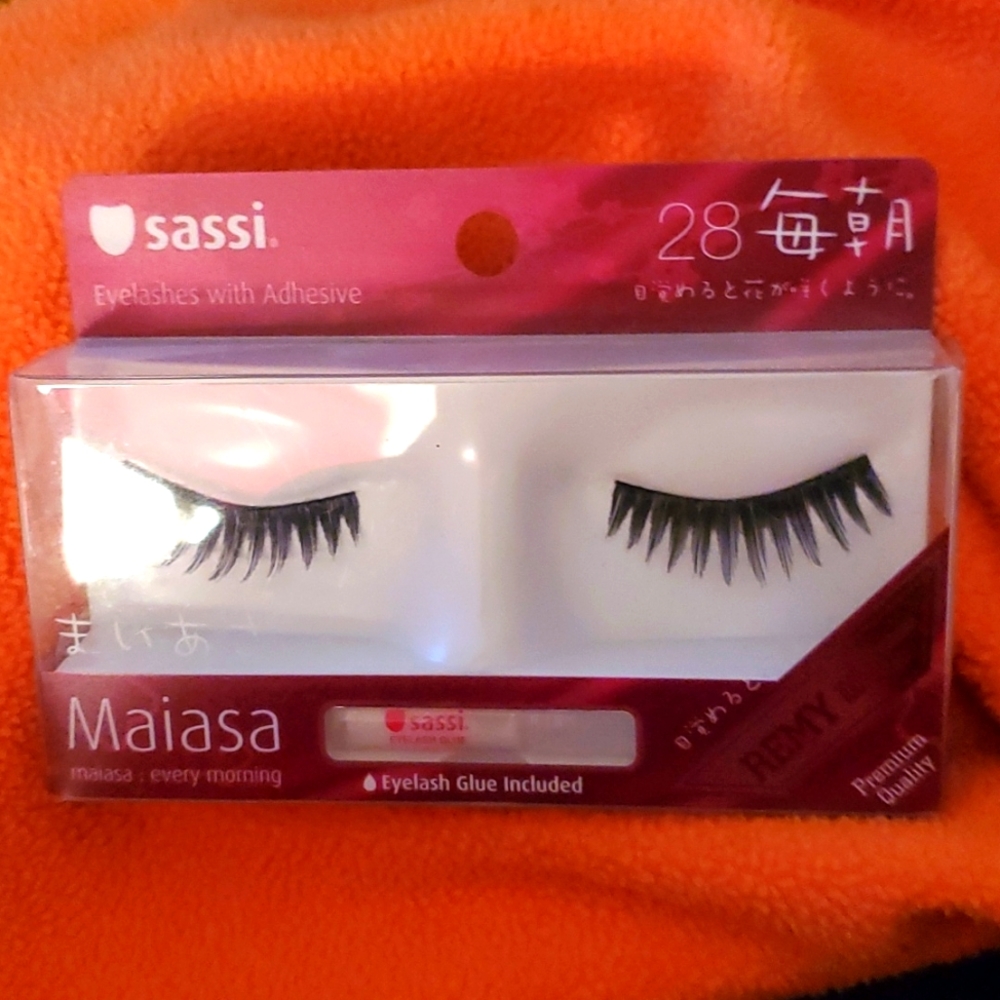 (Never used)Sassi eyelashes with adhesive (eyeglass glue included)